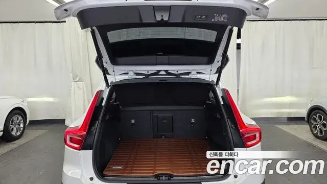 Volvo XC40 2019 — Şəkil 23/34
