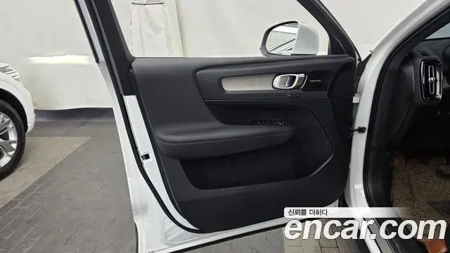 Volvo XC40 2019 — Şəkil 20/34