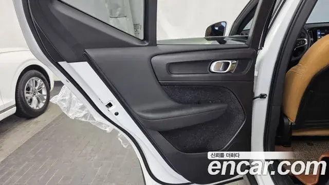 Volvo XC40 2019 — Şəkil 8/34
