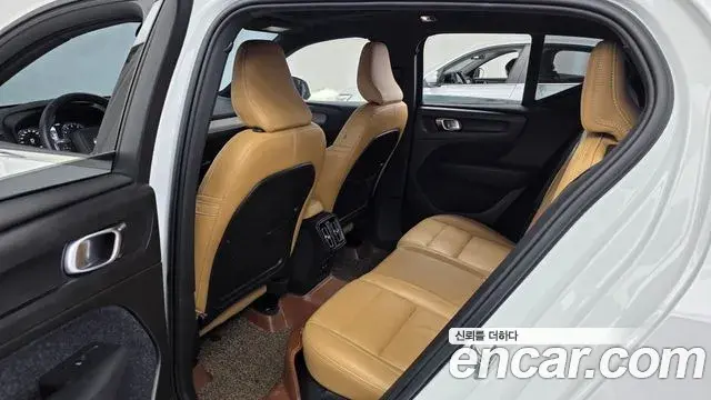 Volvo XC40 2019 — Şəkil 18/34