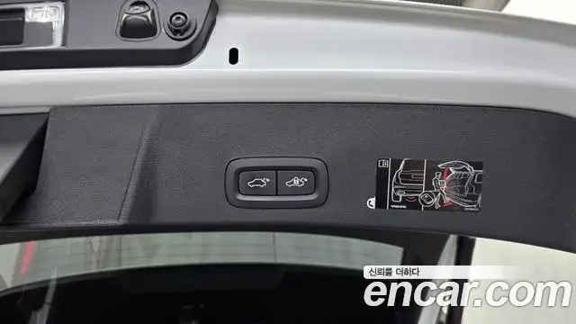 Volvo XC40 2019 — Şəkil 32/34