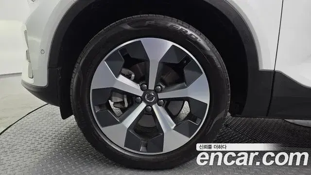Volvo XC40 2024 — Şəkil 25/30