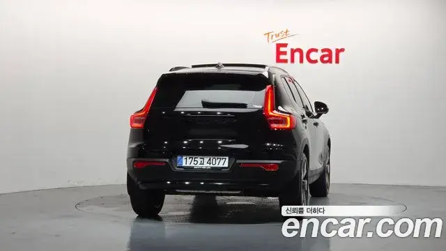 Volvo XC40 2025 — Photo 28/33