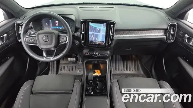 Volvo XC40 2025 — Photo 20/33