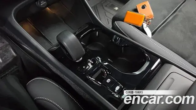 Volvo XC40 2025 — Photo 24/33