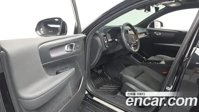 Volvo XC40 2025 — Photo 15/33