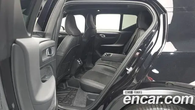 Volvo XC40 2025 — Photo 26/33