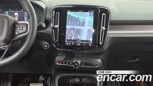 Volvo XC40 2025 — Photo 32/33