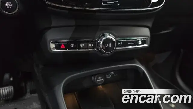 Volvo XC40 2025 — Photo 31/33