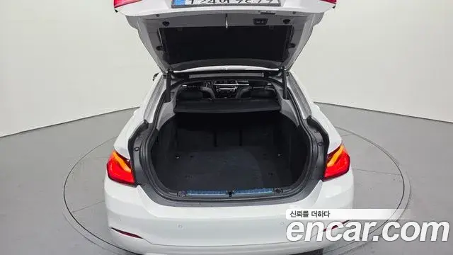 BMW 4 Series 2019 — Şəkil 26/35