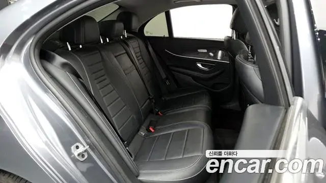 Mercedes-Benz E-Class 2019 — Фото 11/20