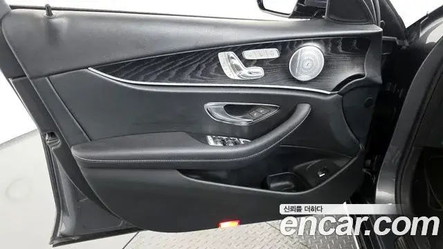 Mercedes-Benz E-Class 2019 — Şəkil 33/34