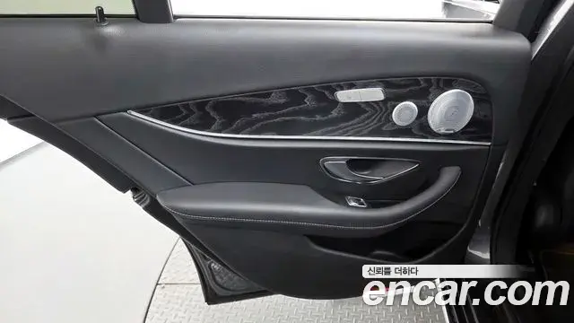 Mercedes-Benz E-Class 2019 — Şəkil 28/34