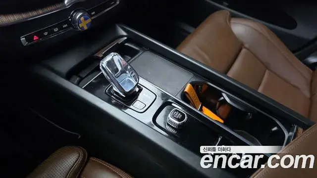 Volvo XC60 2022 — Photo 2/32