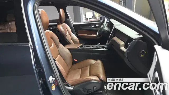 Volvo XC60 2022 — Photo 32/32