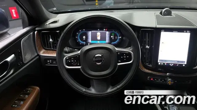 Volvo XC60 2022 — Photo 26/32