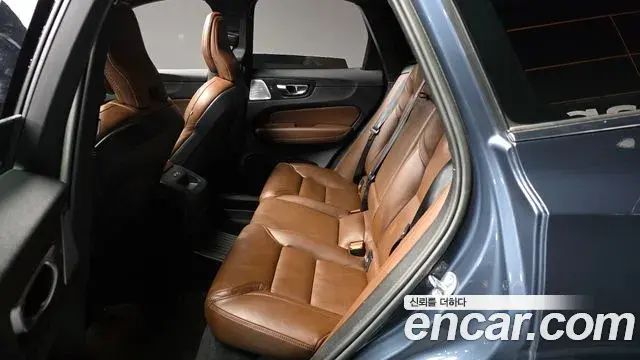 Volvo XC60 2022 — Photo 28/32