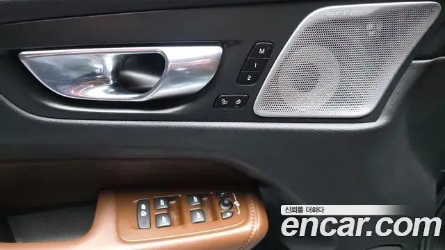Volvo XC60 2022 — Photo 13/32