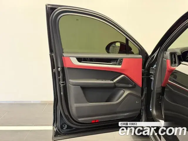 Porsche Cayenne 2023 — ფოტო 14/20