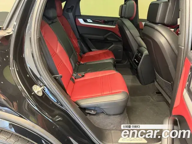 Porsche Cayenne 2023 — ფოტო 13/20
