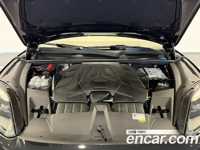 Porsche Cayenne 2023 — ფოტო 17/20