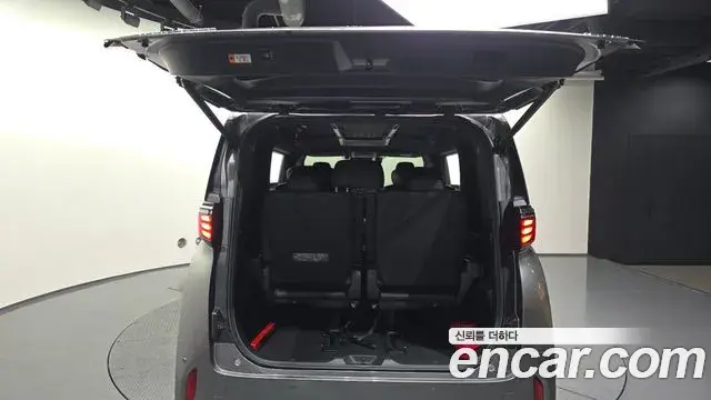 Toyota Alphard 2025 — Photo 26/32