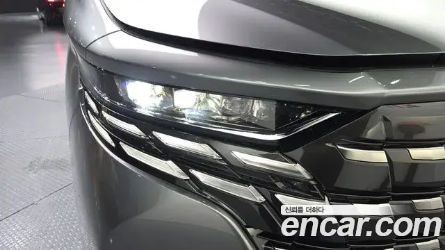 Toyota Alphard 2025 — Photo 1/32