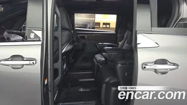 Toyota Alphard 2025 — Photo 30/32