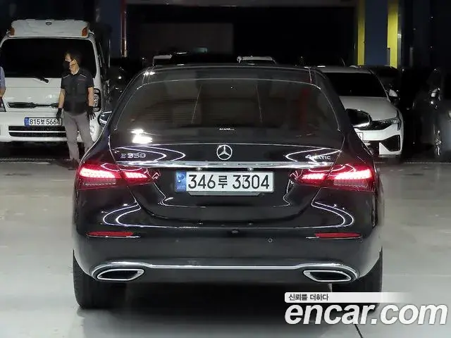 Mercedes-Benz E-Class 2023 — Photo 8/20