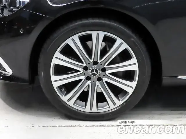 Mercedes-Benz E-Class 2023 — Photo 12/20