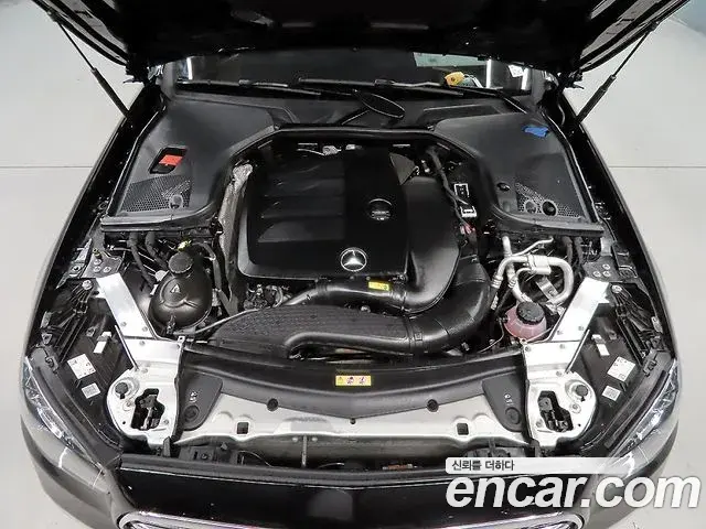 Mercedes-Benz E-Class 2023 — Photo 18/20