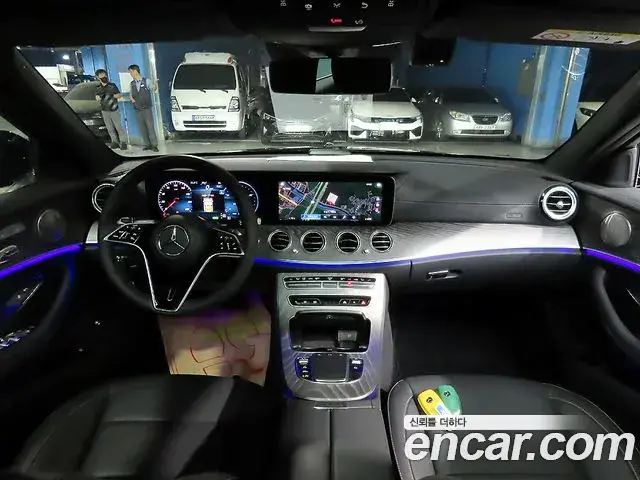 Mercedes-Benz E-Class 2023 — Photo 11/20