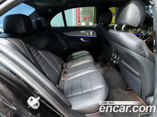 Mercedes-Benz E-Class 2023 — Photo 4/20