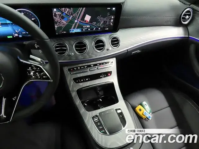 Mercedes-Benz E-Class 2023 — Photo 16/20