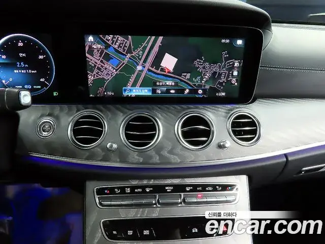 Mercedes-Benz E-Class 2023 — Photo 2/20