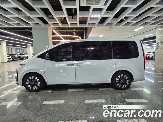 Hyundai Staria 2021 — ფოტო 11/17