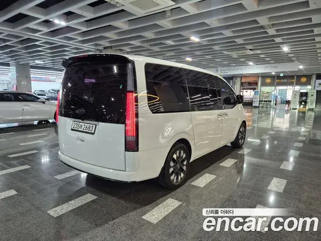 Hyundai Staria 2021 — ფოტო 2/17