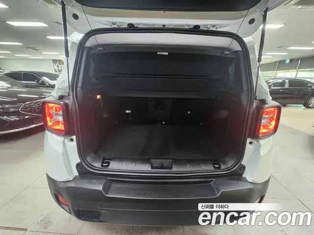 Jeep Renegade 2022 — ფოტო 20/20