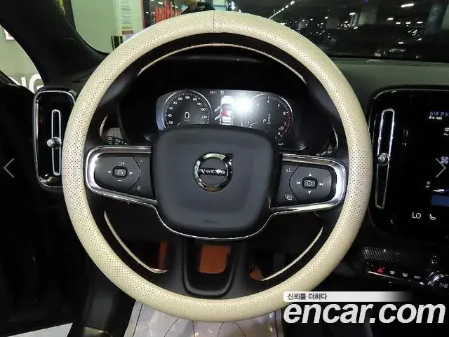 Volvo XC40 2020 — Photo 17/20