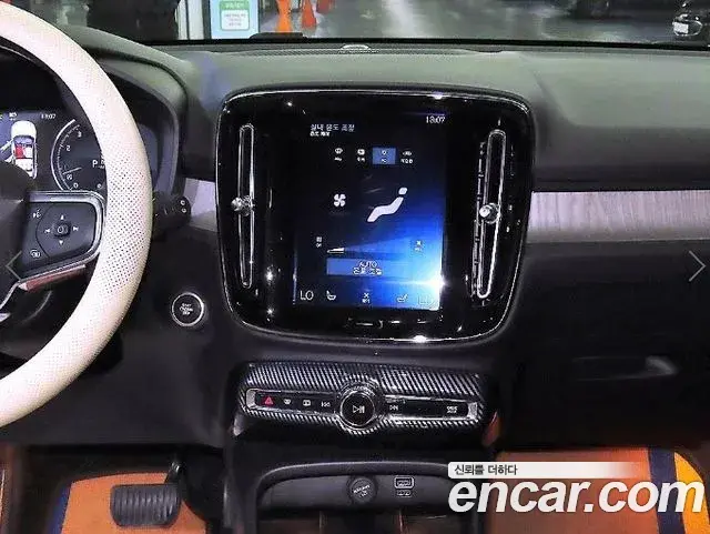 Volvo XC40 2020 — Photo 16/20