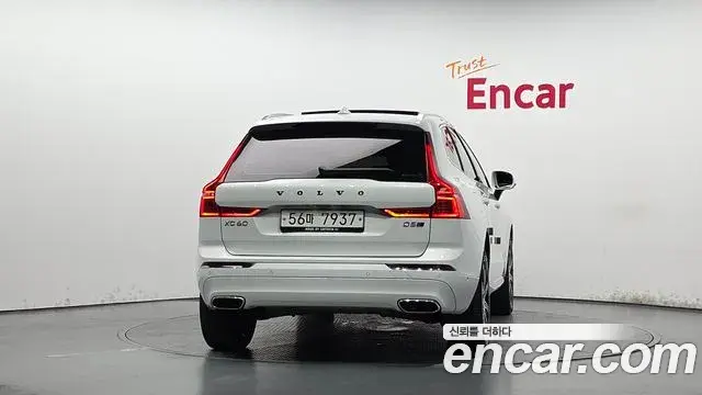 Volvo XC60 2018 — ფოტო 24/36