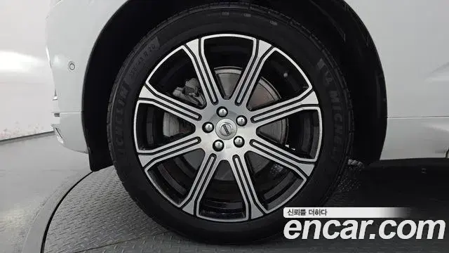 Volvo XC60 2018 — ფოტო 31/36