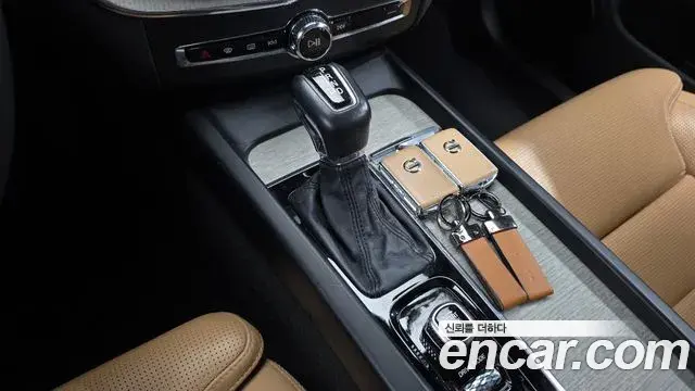 Volvo XC60 2018 — ფოტო 13/36