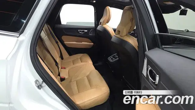 Volvo XC60 2018 — ფოტო 35/36