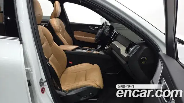 Volvo XC60 2018 — ფოტო 1/36