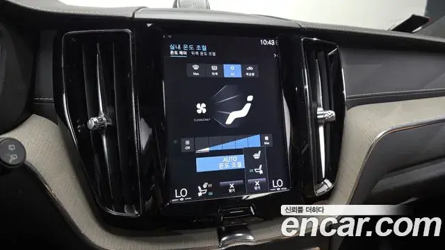 Volvo XC60 2018 — ფოტო 26/36