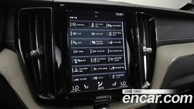 Volvo XC60 2018 — ფოტო 22/36