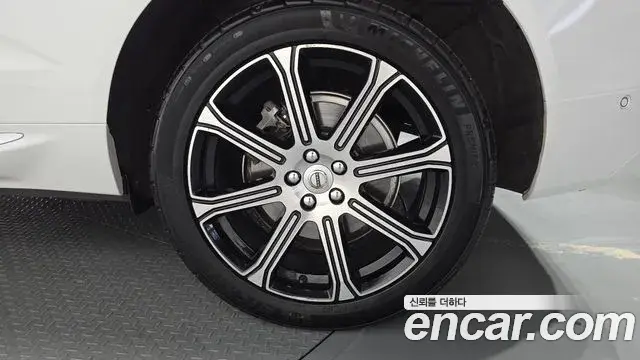 Volvo XC60 2018 — ფოტო 28/36