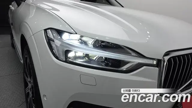 Volvo XC60 2018 — ფოტო 16/36