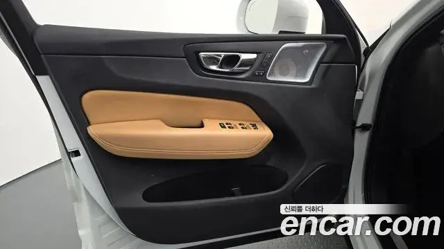 Volvo XC60 2018 — ფოტო 7/36